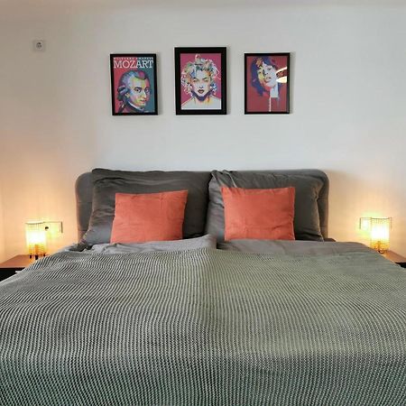 Neues City Center Piano Appartement Mit Netflix 克拉根福 外观 照片
