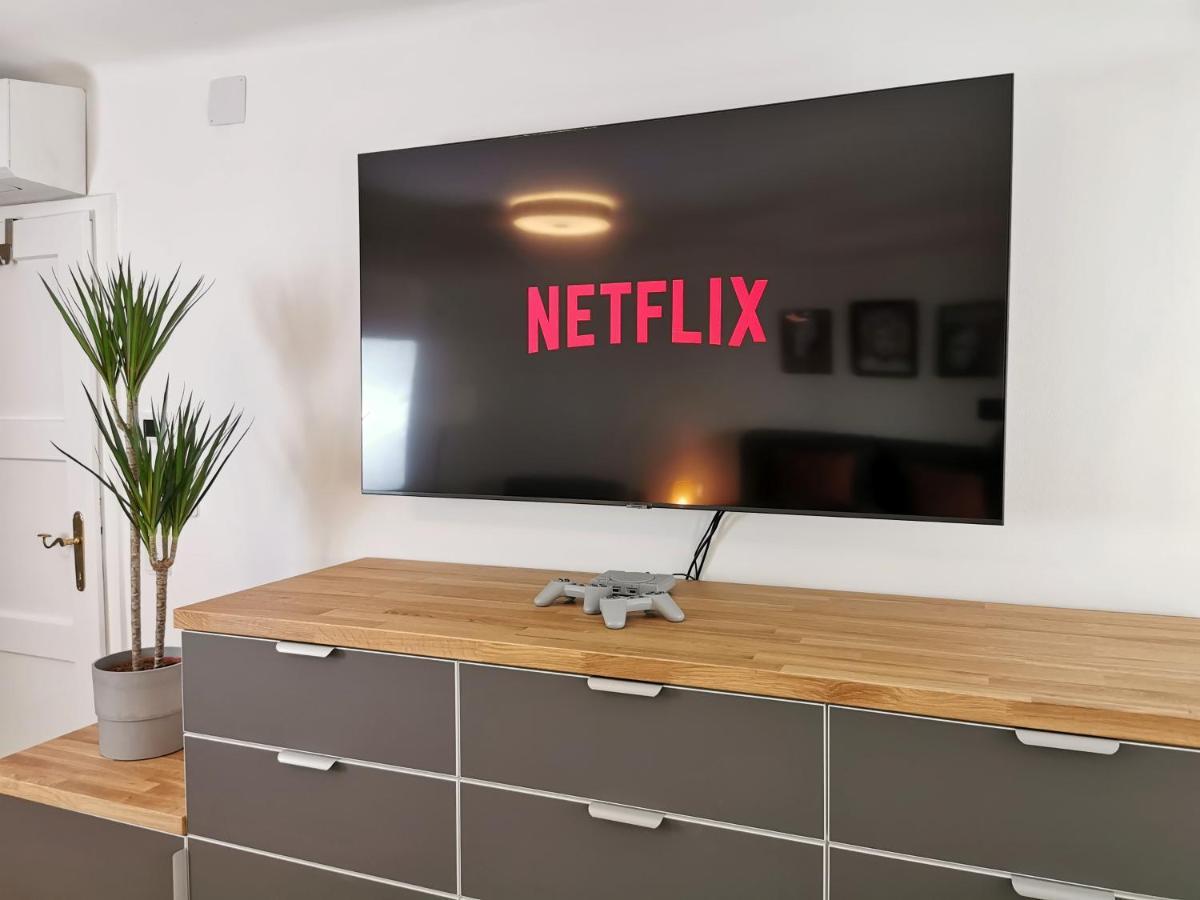 Neues City Center Piano Appartement Mit Netflix 克拉根福 外观 照片