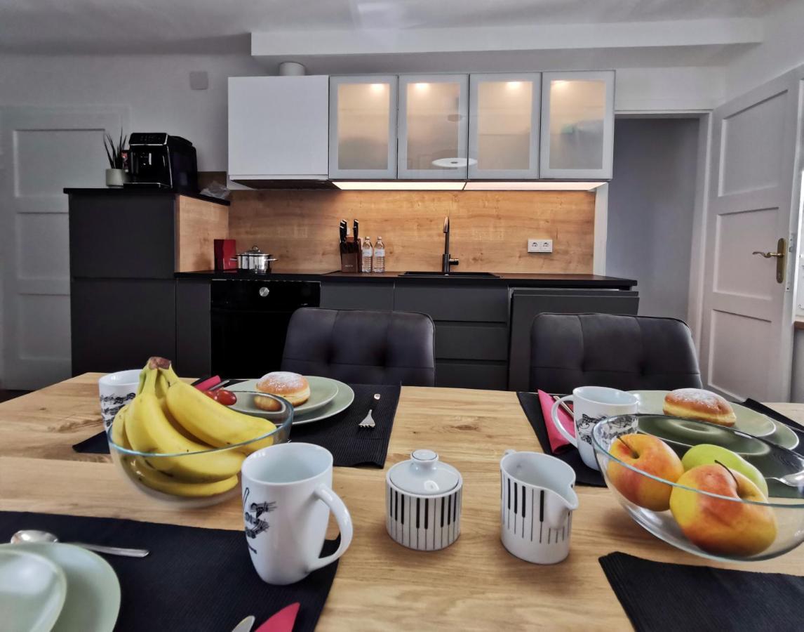 Neues City Center Piano Appartement Mit Netflix 克拉根福 外观 照片