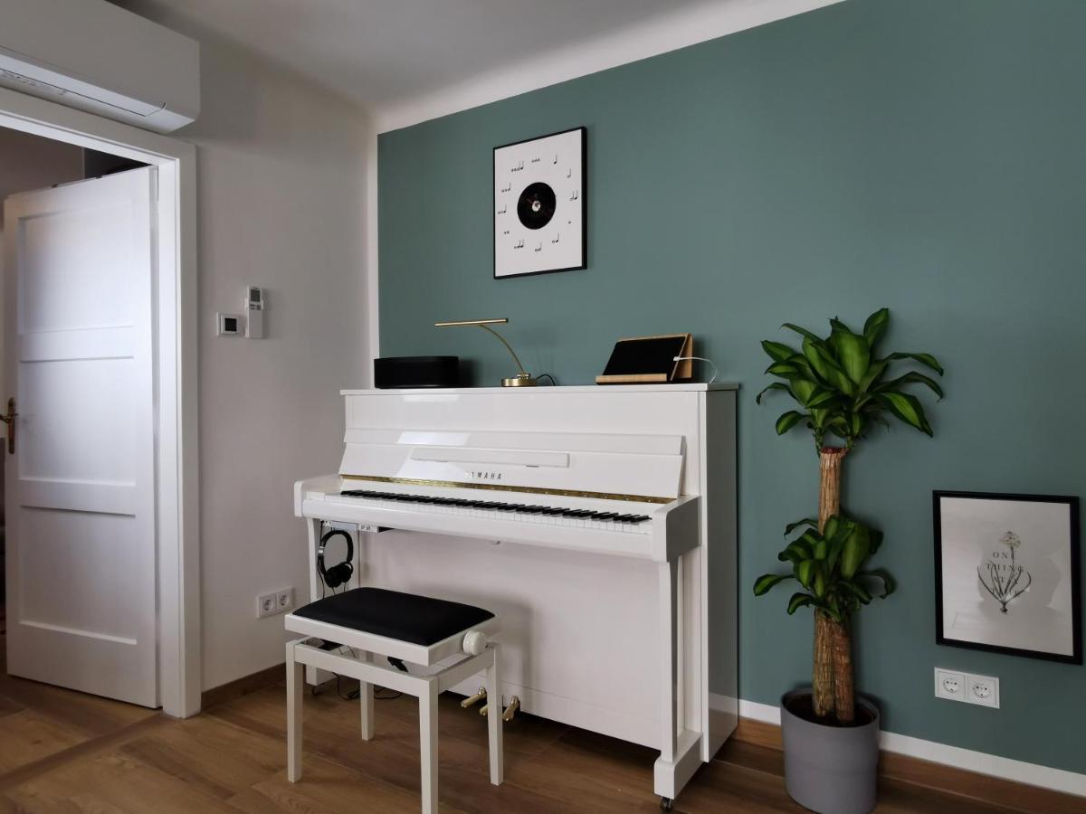 Neues City Center Piano Appartement Mit Netflix 克拉根福 外观 照片